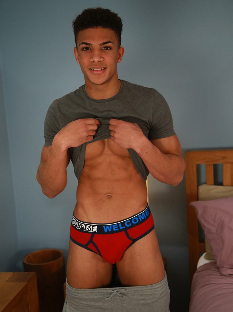 746px x 998px - Check Out This Hot Young Jock's Big Bulge! | DICK DETECTIVE
